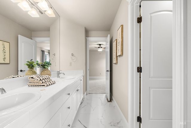 566 E Greencreek Ct, Eagle, ID 83616