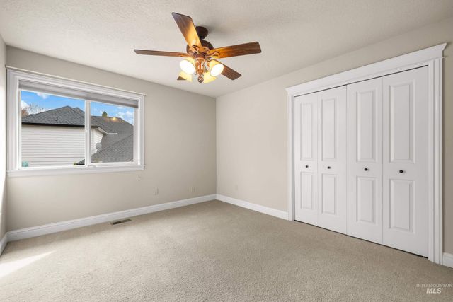 566 E Greencreek Ct, Eagle, ID 83616