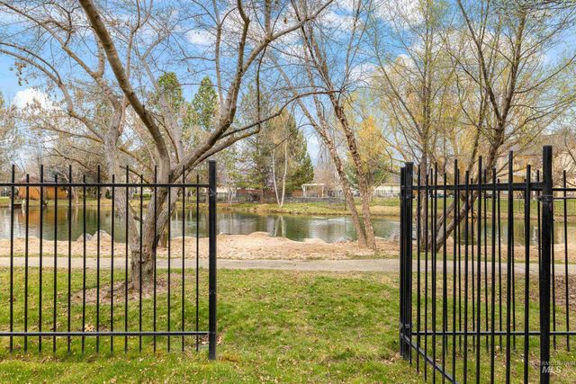 566 E Greencreek Ct, Eagle, ID 83616