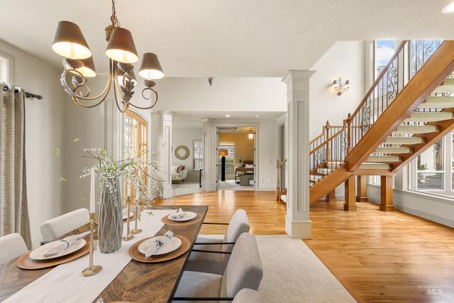 566 E Greencreek Ct, Eagle, ID 83616