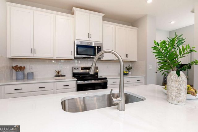 870 Leraes Way, Loganville, GA 30052