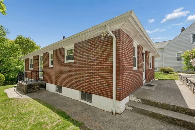 31 Villa Rd, Shrewsbury, MA 01545