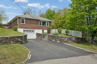 31 Villa Rd, Shrewsbury, MA 01545