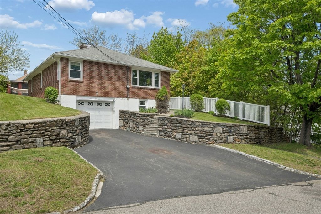 31 Villa Rd, Shrewsbury, MA 01545