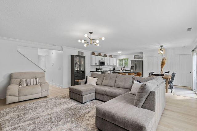 5021 Grimm Drive, Lockbourne, OH 43137