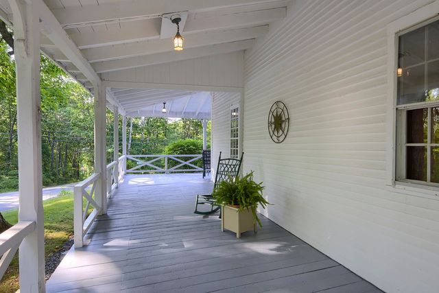 975 Rollins Road, Hopkinton, NH 03229