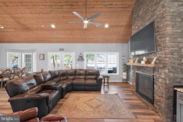 910 SEVERN AVE, Edgewater, MD 21037