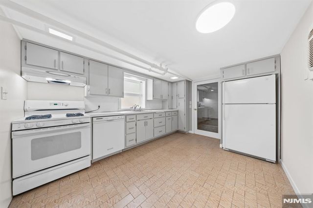 271 Travers Place, Lyndhurst, NJ 07071