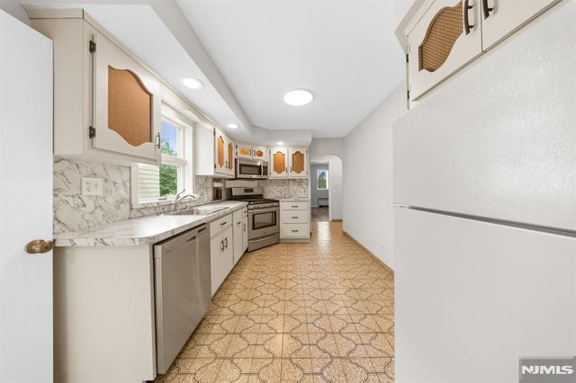 271 Travers Place, Lyndhurst, NJ 07071