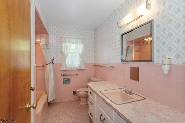 557 Taunton Rd, Wyckoff Twp., NJ 07481