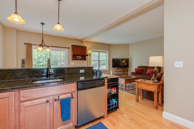 89 Woodview Way, Manchester, NH 03102