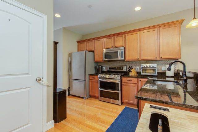 89 Woodview Way, Manchester, NH 03102
