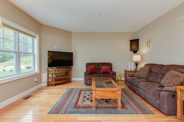 89 Woodview Way, Manchester, NH 03102