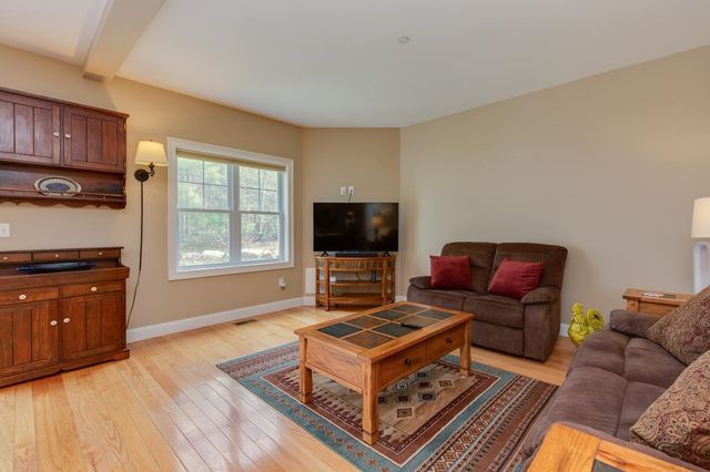 89 Woodview Way, Manchester, NH 03102