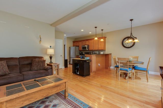 89 Woodview Way, Manchester, NH 03102