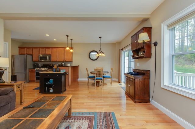 89 Woodview Way, Manchester, NH 03102