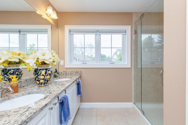 89 Woodview Way, Manchester, NH 03102