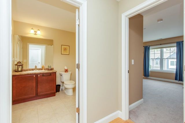 89 Woodview Way, Manchester, NH 03102