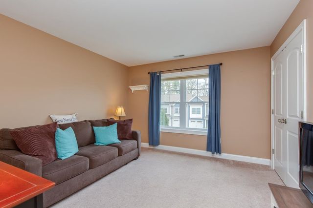 89 Woodview Way, Manchester, NH 03102