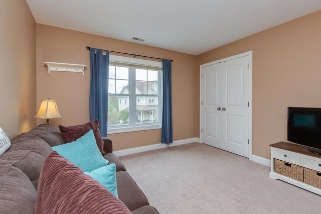89 Woodview Way, Manchester, NH 03102