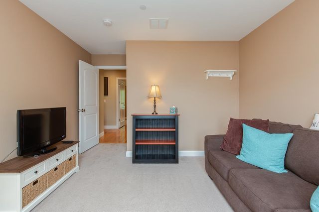 89 Woodview Way, Manchester, NH 03102