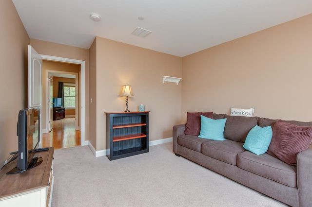 89 Woodview Way, Manchester, NH 03102