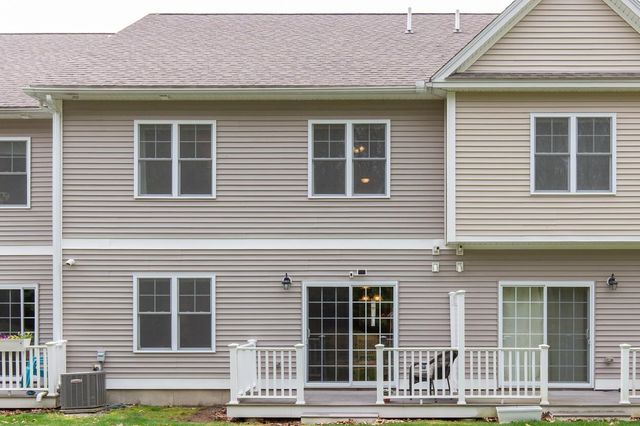 89 Woodview Way, Manchester, NH 03102