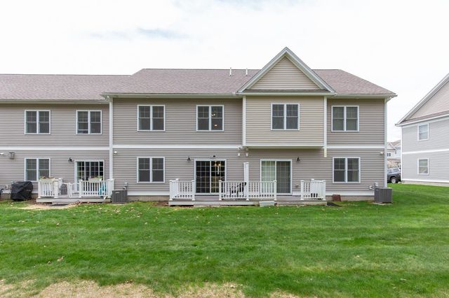 89 Woodview Way, Manchester, NH 03102