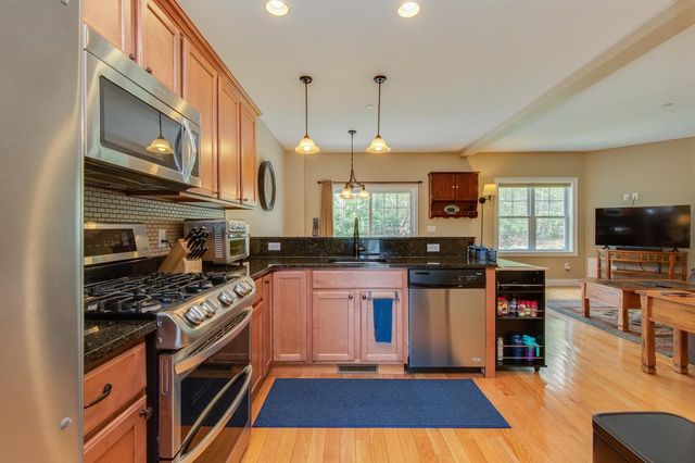 89 Woodview Way, Manchester, NH 03102