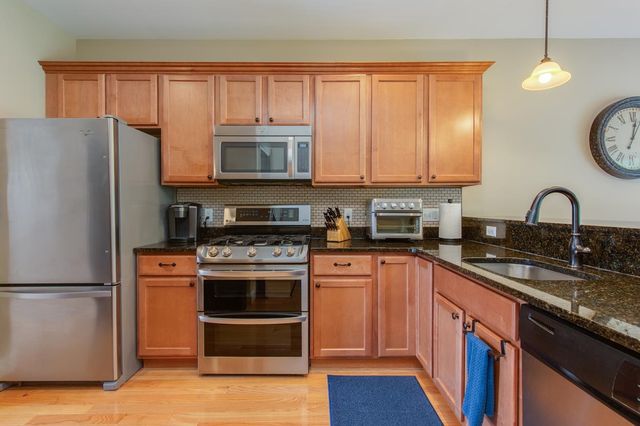 89 Woodview Way, Manchester, NH 03102