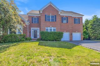 16 Commanders Court, Totowa, NJ 07512