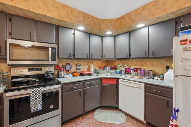 2465 Londin Lane E 401, Maplewood, MN 55119