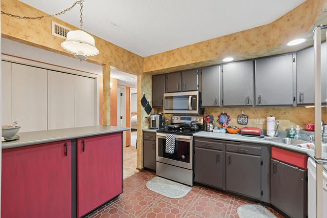 2465 Londin Lane E 401, Maplewood, MN 55119