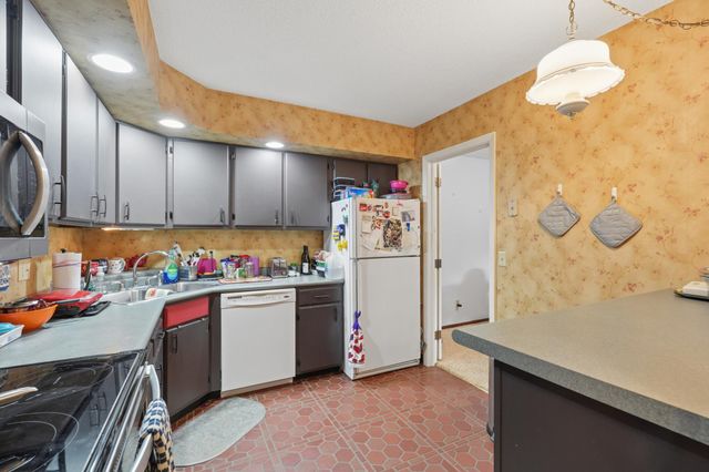 2465 Londin Lane E 401, Maplewood, MN 55119