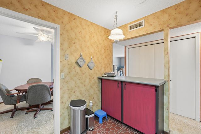 2465 Londin Lane E 401, Maplewood, MN 55119