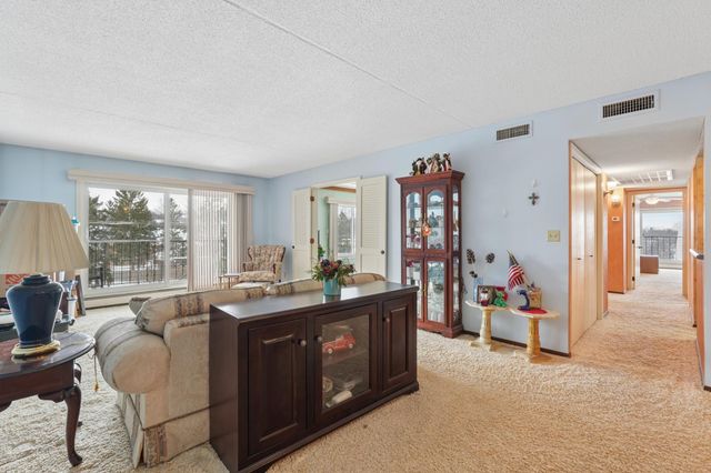 2465 Londin Lane E 401, Maplewood, MN 55119