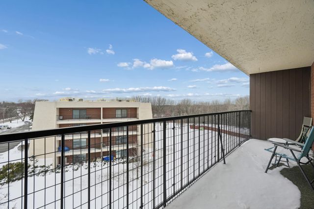 2465 Londin Lane E 401, Maplewood, MN 55119