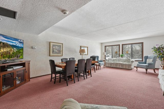 2465 Londin Lane E 401, Maplewood, MN 55119