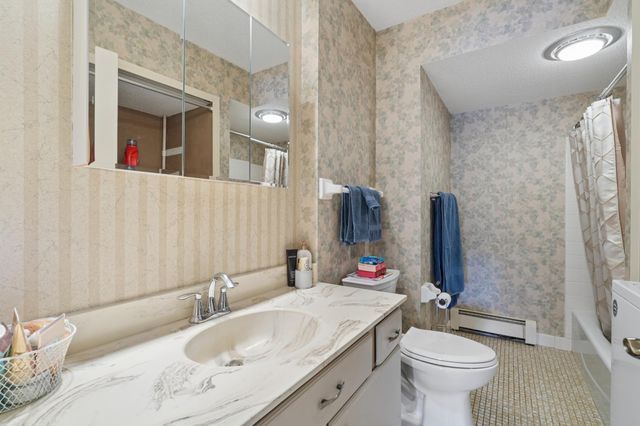 2465 Londin Lane E 401, Maplewood, MN 55119