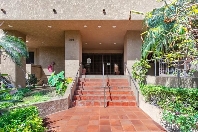 221 S Oak Knoll Avenue 202, Pasadena, CA 91101