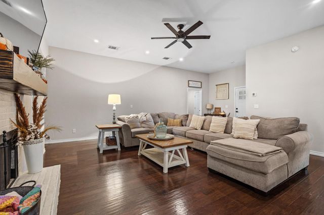 216 Bent Oak Drive, Pottsboro, TX 75076