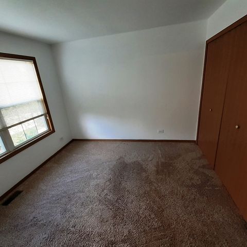 156 CASTLEWOOD Court 156, Roselle, IL 60172