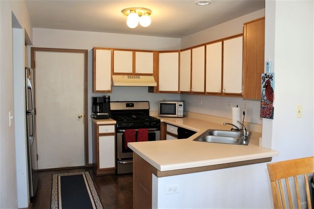 156 CASTLEWOOD Court 156, Roselle, IL 60172