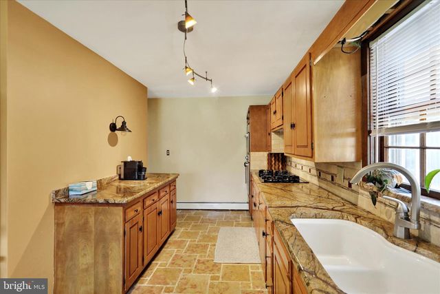 211 ORCHARD RD, Fleetwood, PA 19522