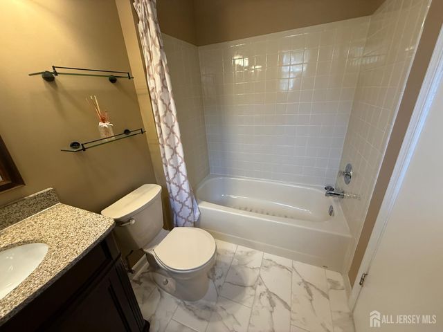 382 Hadleigh Lane, North Brunswick, NJ 08902