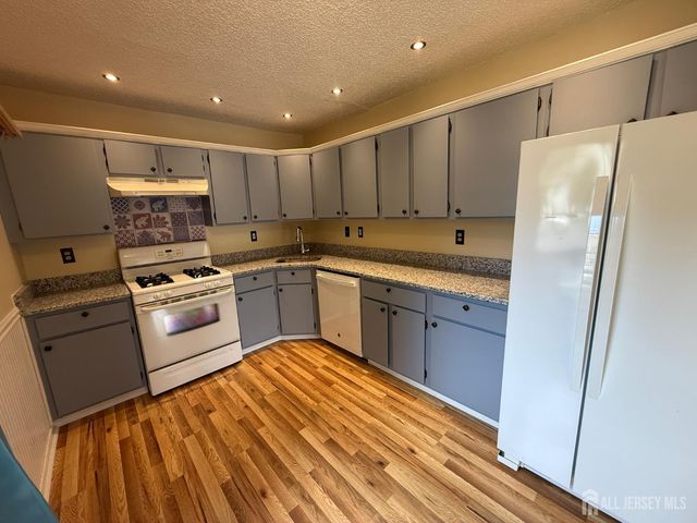 382 Hadleigh Lane, North Brunswick, NJ 08902