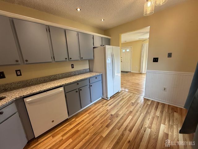 382 Hadleigh Lane, North Brunswick, NJ 08902