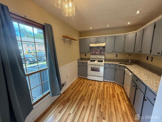 382 Hadleigh Lane, North Brunswick, NJ 08902