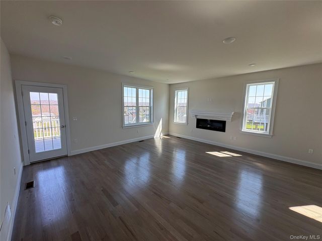 38 Dartmouth Drive, Poughkeepsie, NY 12603
