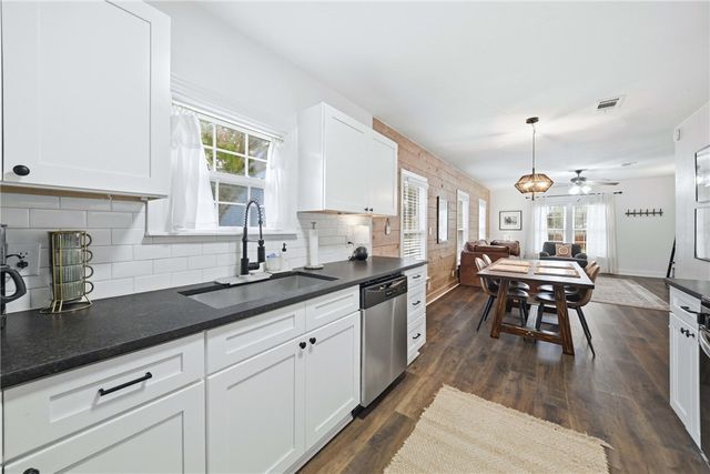 1515 Ursuline Avenue, Bryan, TX 77803